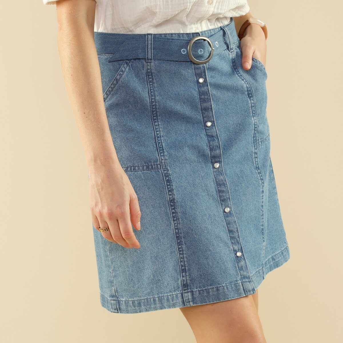 Rozšírená džínsová sukňa s opaskom na kovovú sponu
