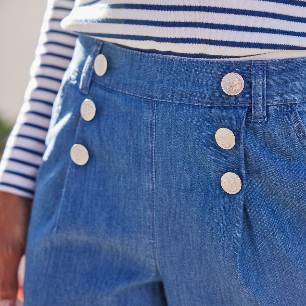Široké džínsy v námorníckom štýle s gombíkm