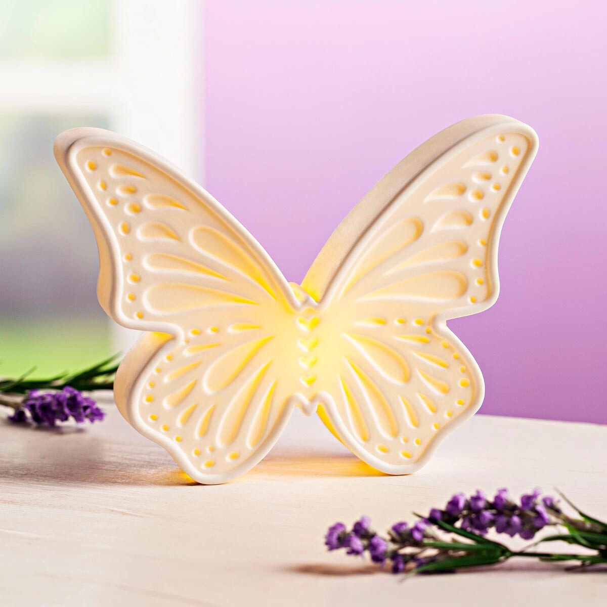 Porcelánová LED dekorácia Biely motýľ