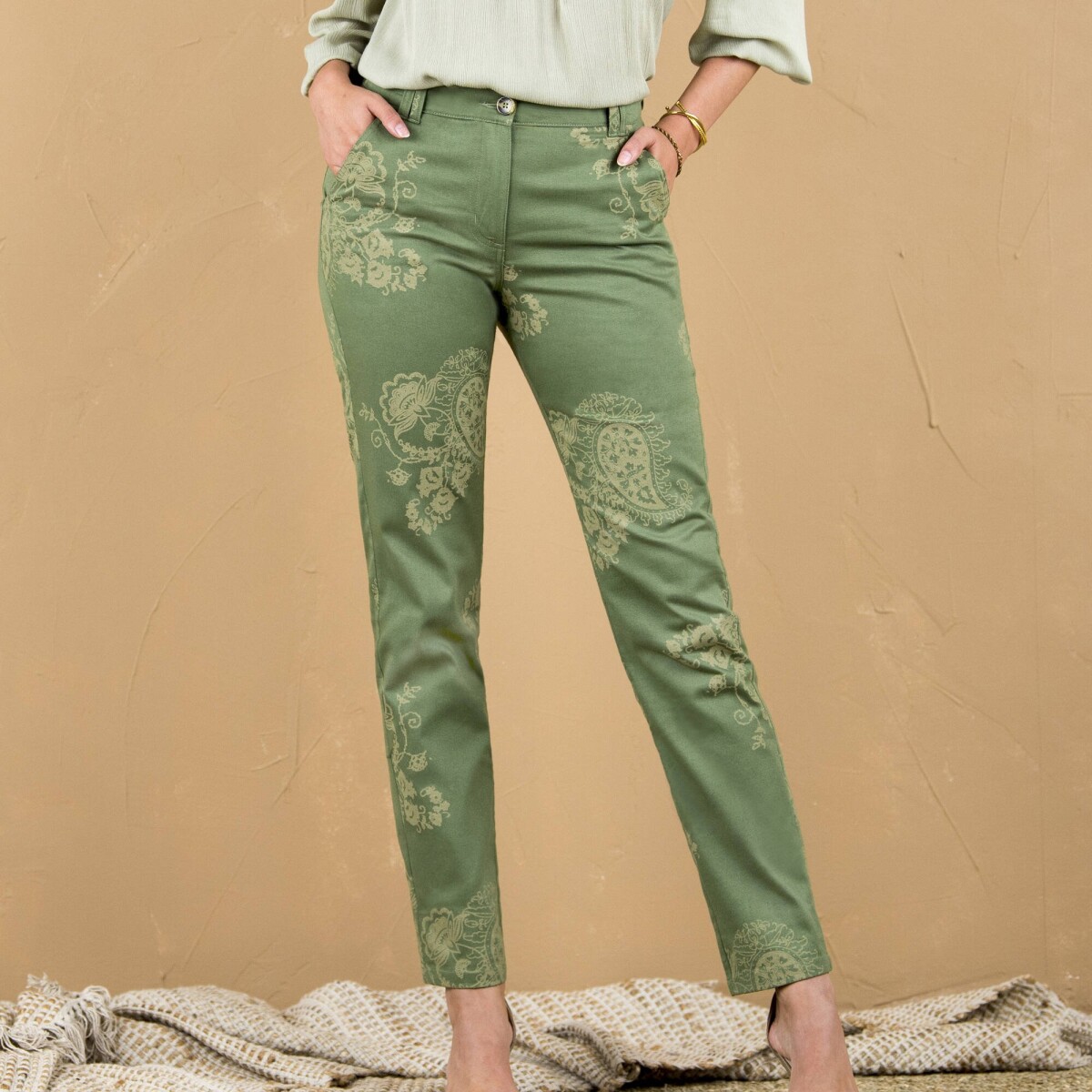 Chino nohavice s paisley potlačou