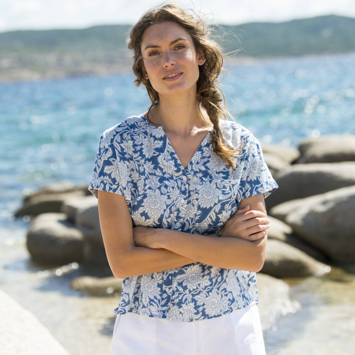 Blúz rövid ujjú és virágmintás blúz akciós termékkép 1