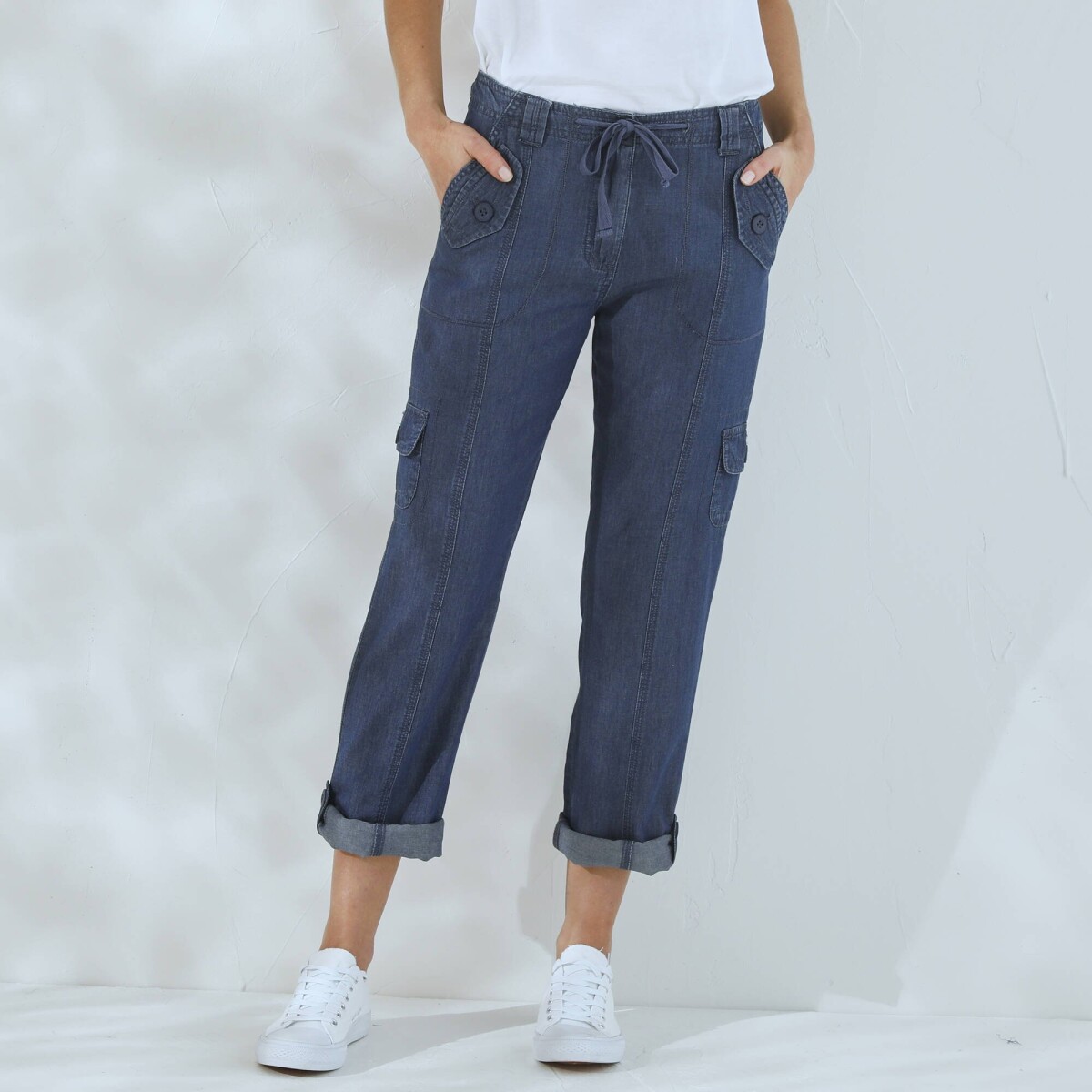 Egyenes szárú nadrág zsebekkel és bő szárral, denim akciós termékkép 1