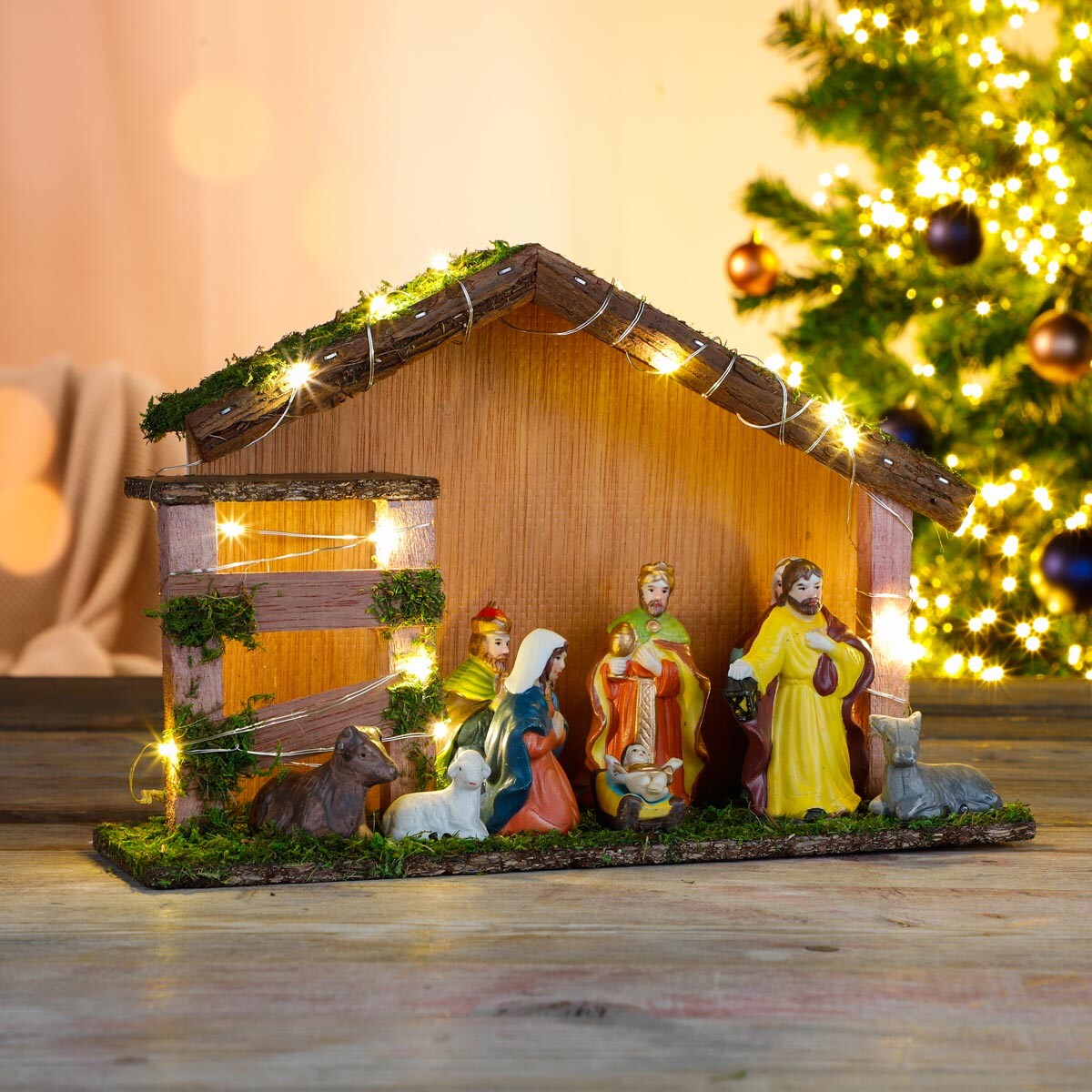 LED drevený betlehem s porcelánovými figúrkami