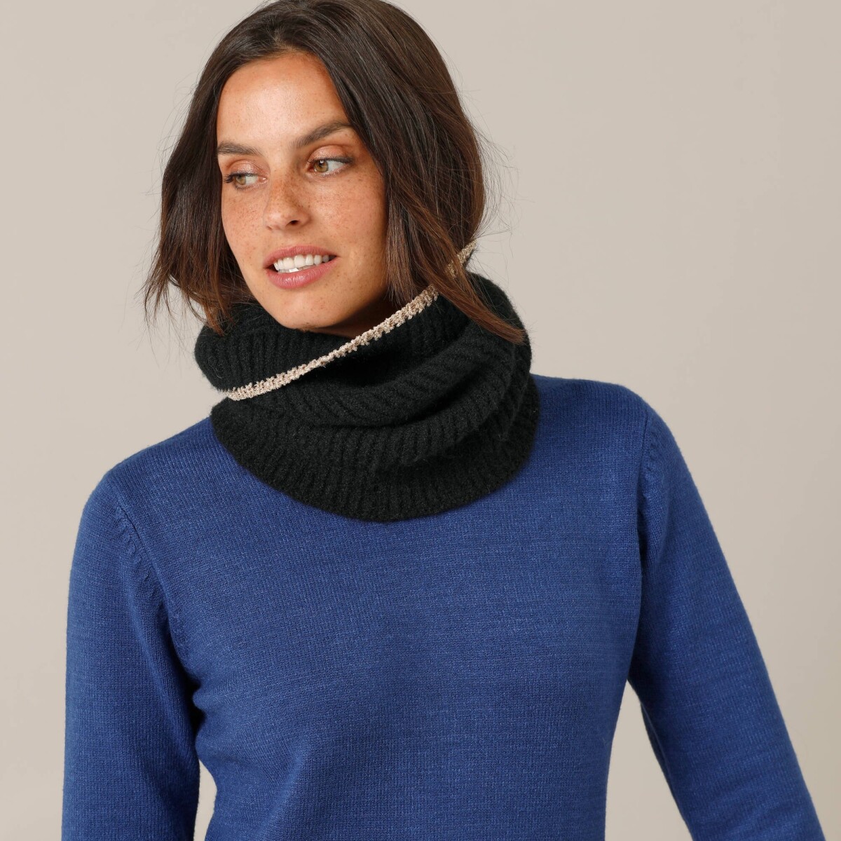 Nákrčník s prímesou vlny a trblietavým prúžkom