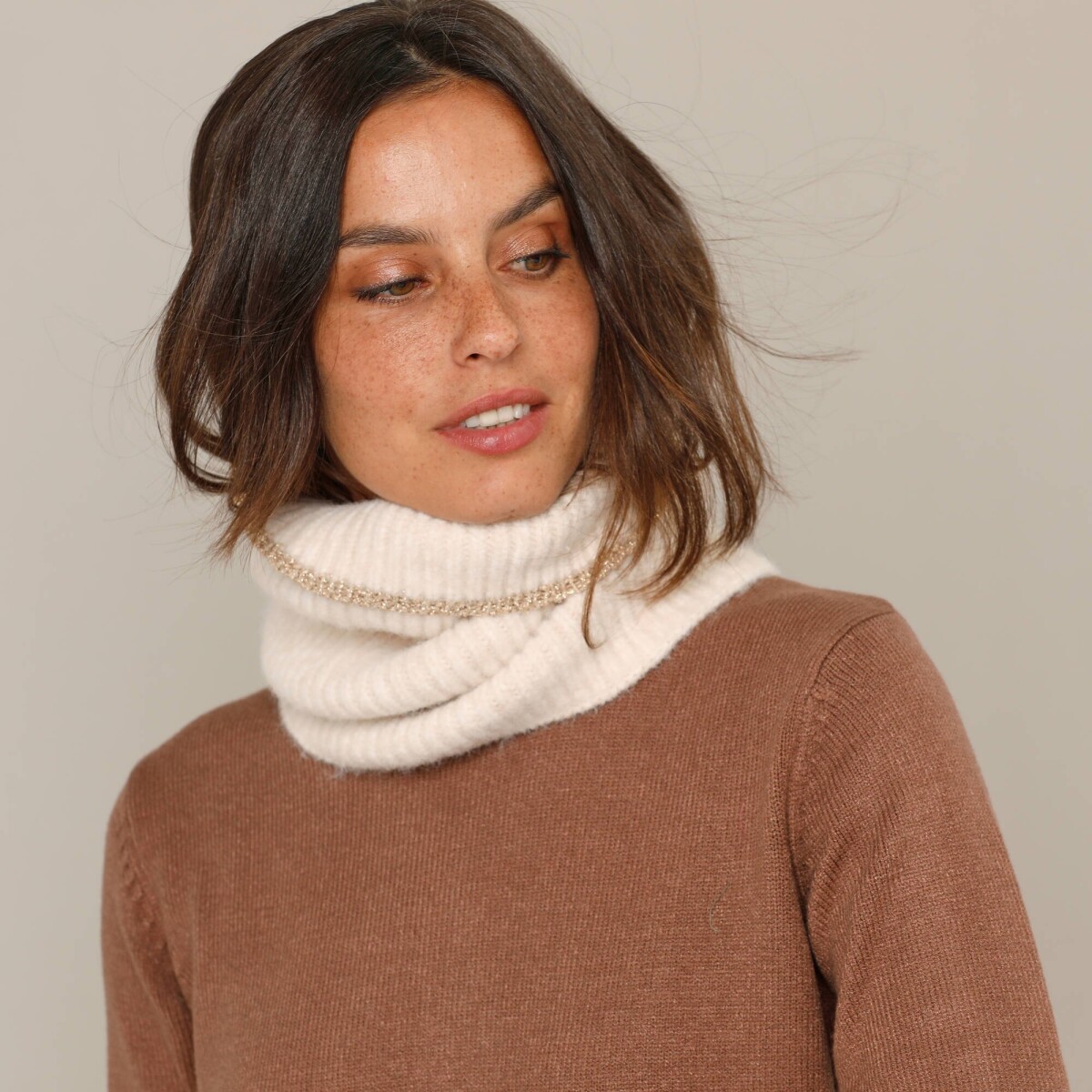 Nákrčník s prímesou vlny a trblietavým prúžkom