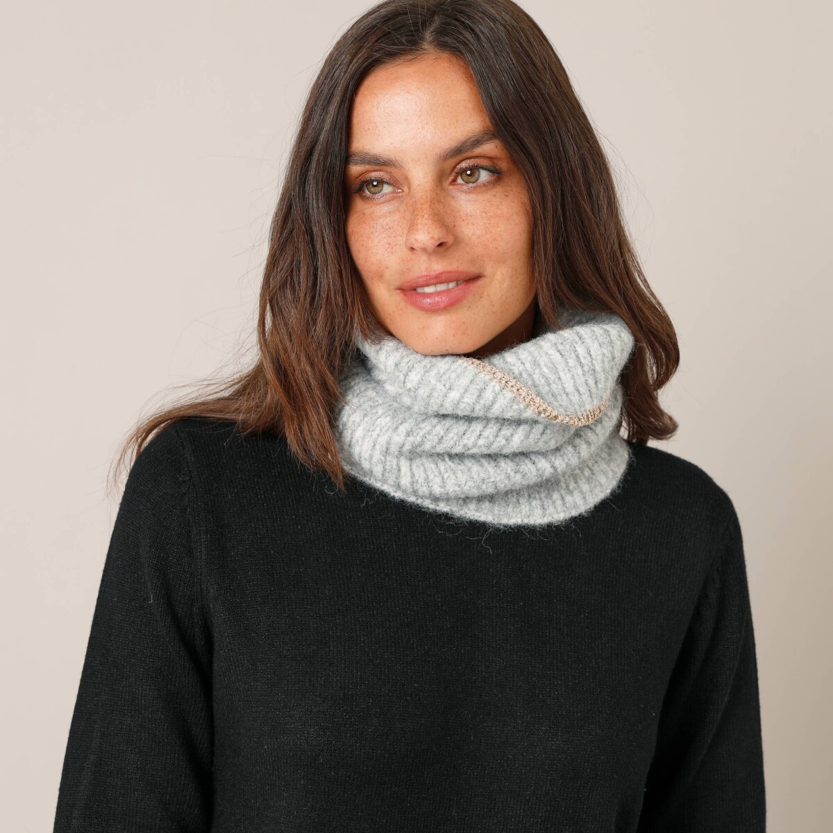 Nákrčník s prímesou vlny a trblietavým prúžkom