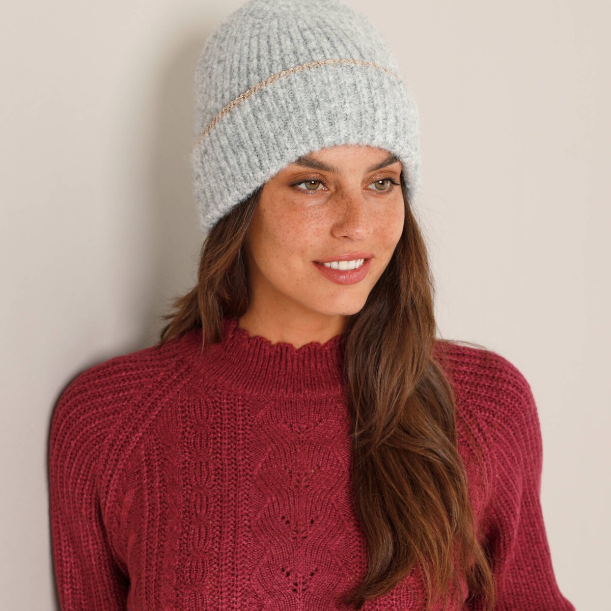 Čiapka s prímesou vlny a trblietavým prúžkom