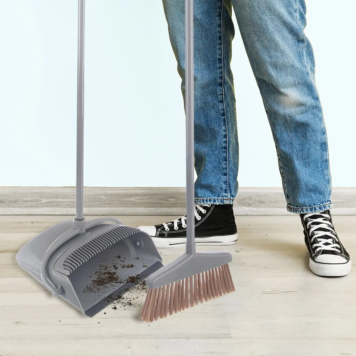 Zmeták s palicou a sklápacou lopatkou