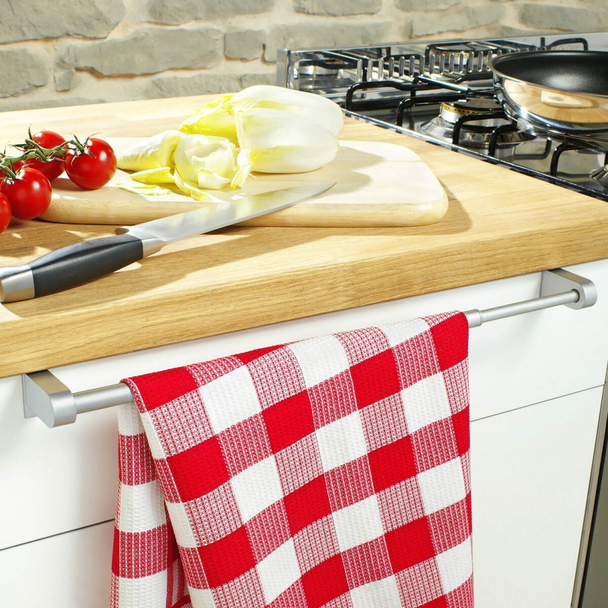 Rozkladací kuchynský držiak na utierky