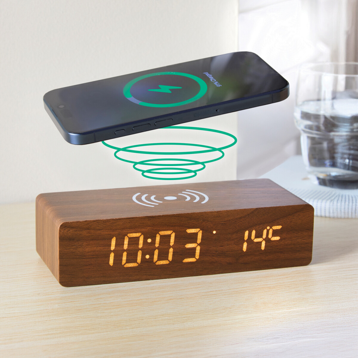 Budík s nabíjacou plochou pre smartfón