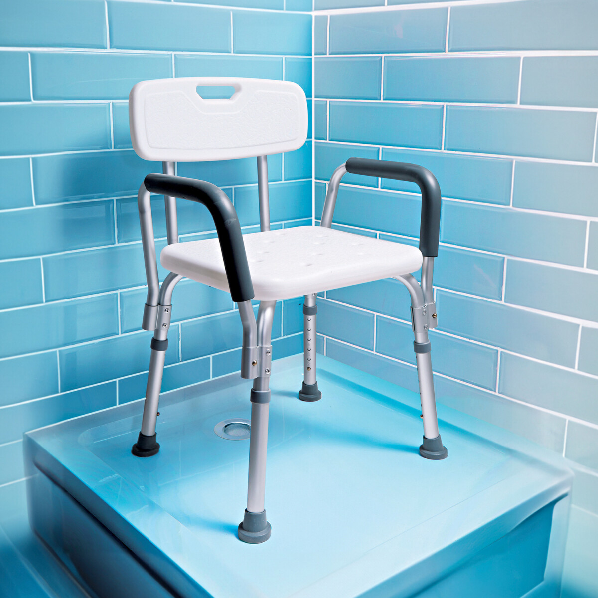 Stoličky do sprchy s podpierkami rúk