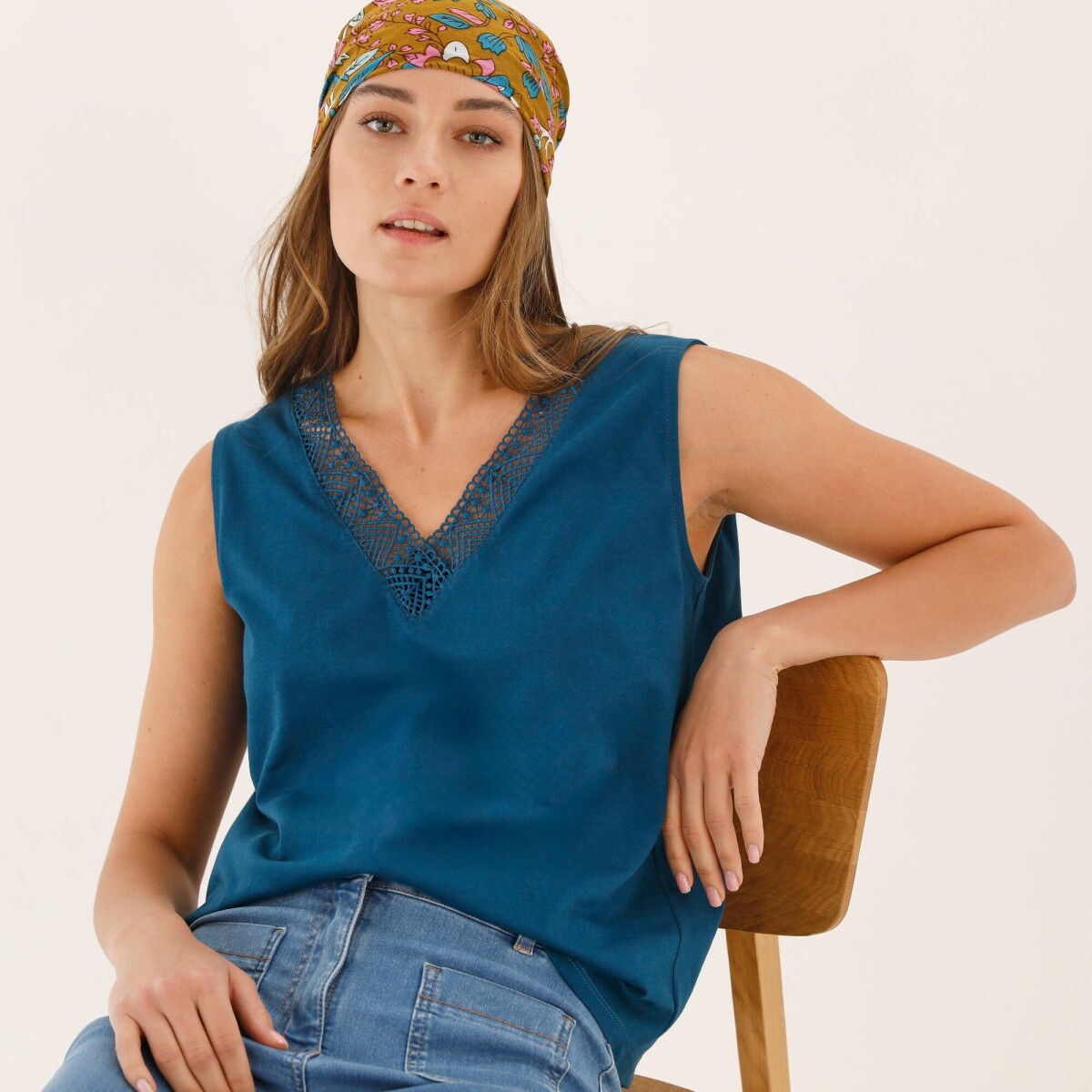 Top s výstrihom do V a čipkou