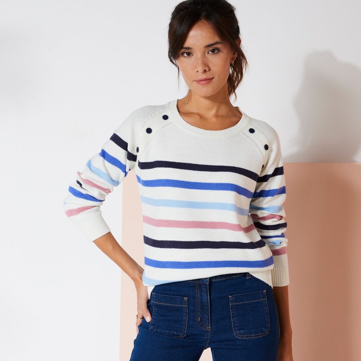 Pruhovaný pulóver s ozdobnými gombíkmi