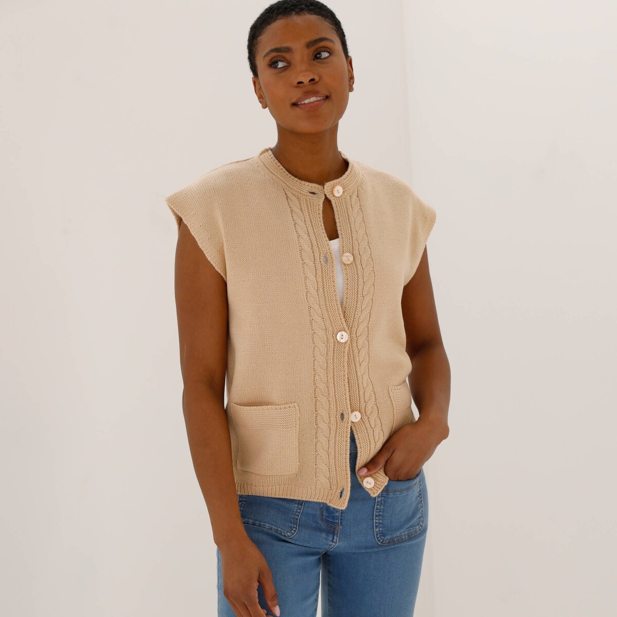 Sveter bez rukávov z úpletu so vzorom