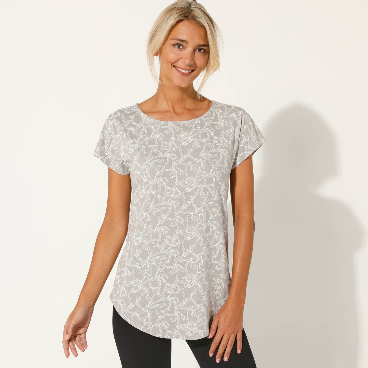 Dlhé tričko s potlačou a krátkymi rukávmi