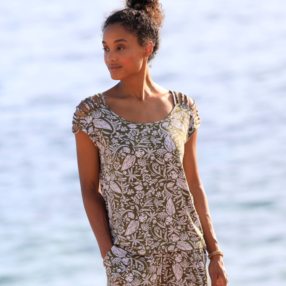 Tričko s ozdobnými šnúrkovými plecami a potlačou