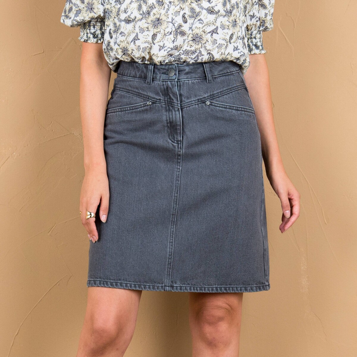 Krátka džínsová sukňa