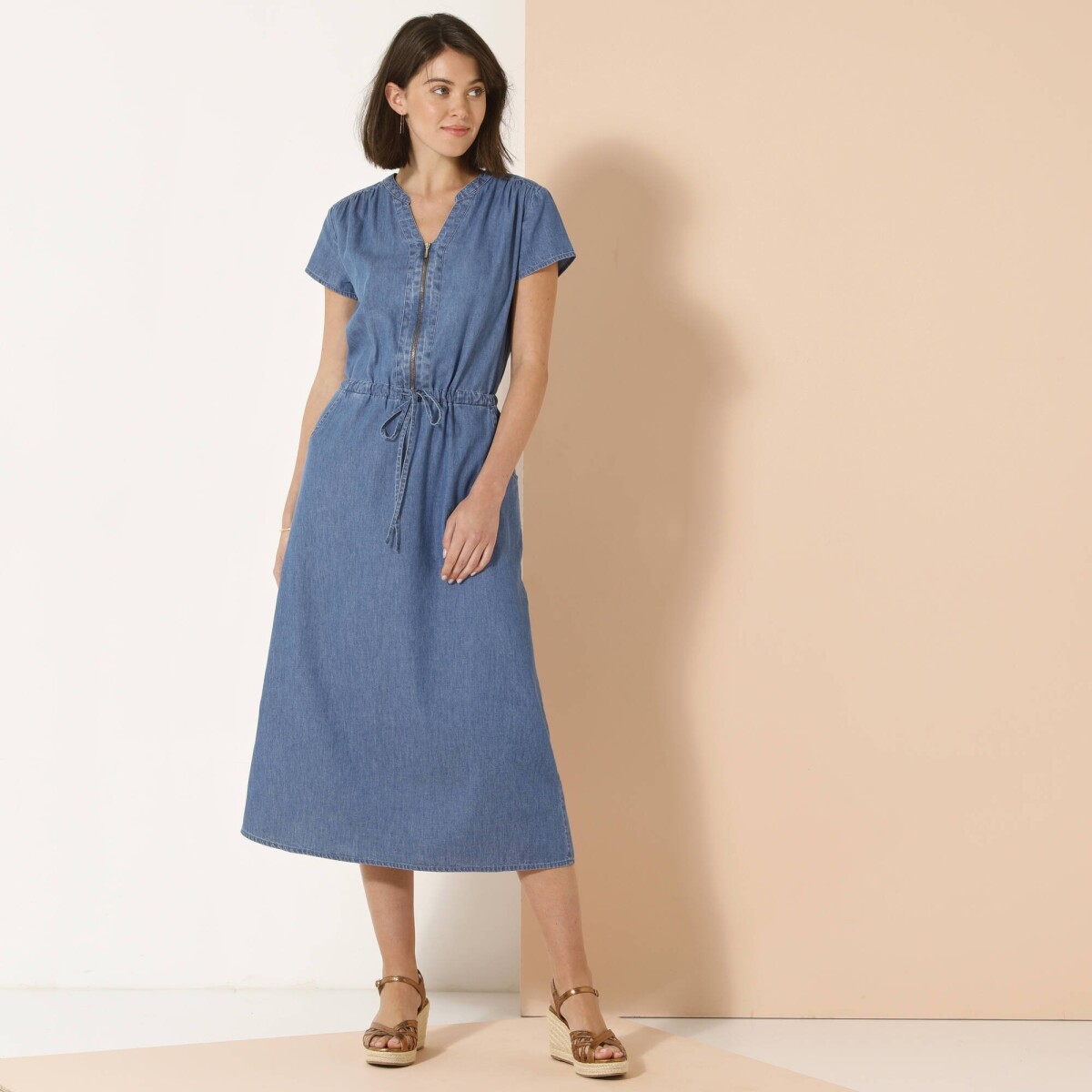 Dlhé šaty z tenkého denimu so zipsom vo výstrihu a krátkymi rukávmi