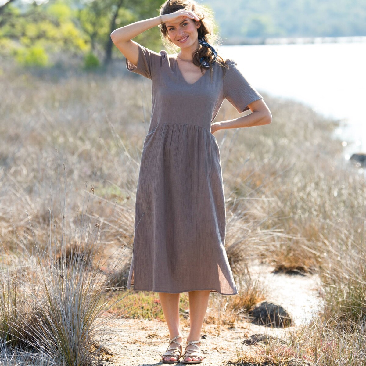 Rozšírené mušelínové midi šaty s výstrihom do V