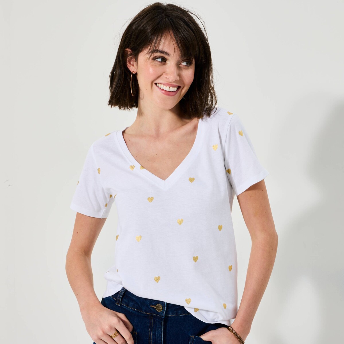 Tričko s celopotlačou srdiečok, výstrihom do V krátkymi rukávmi