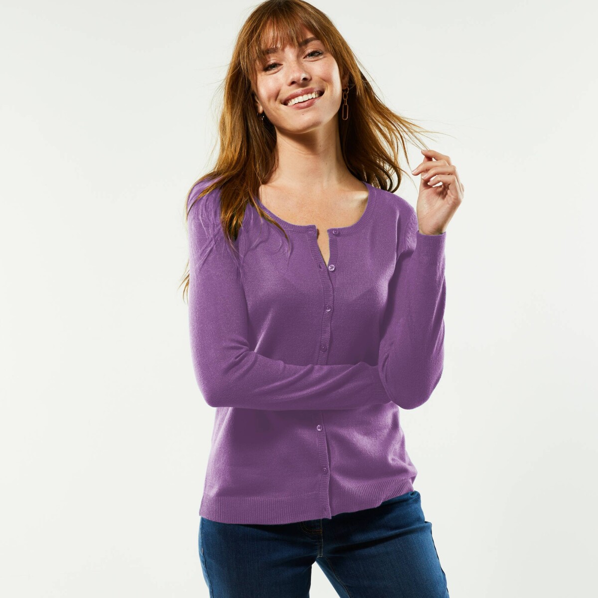 Jednofarebný sveter s okrúhlym výstrihom