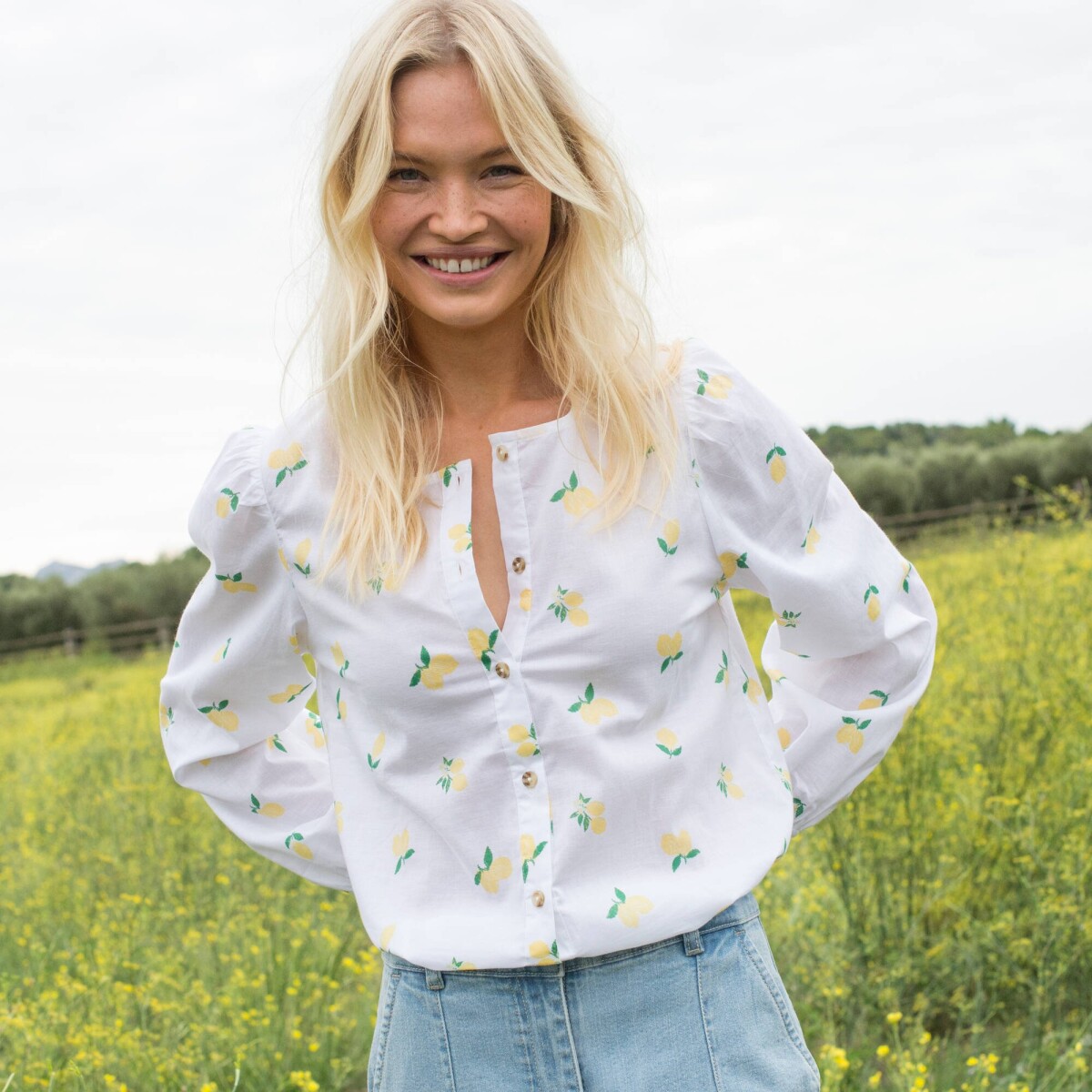 Blúzka s potlačou citrónov a okrúhlym výstrihom