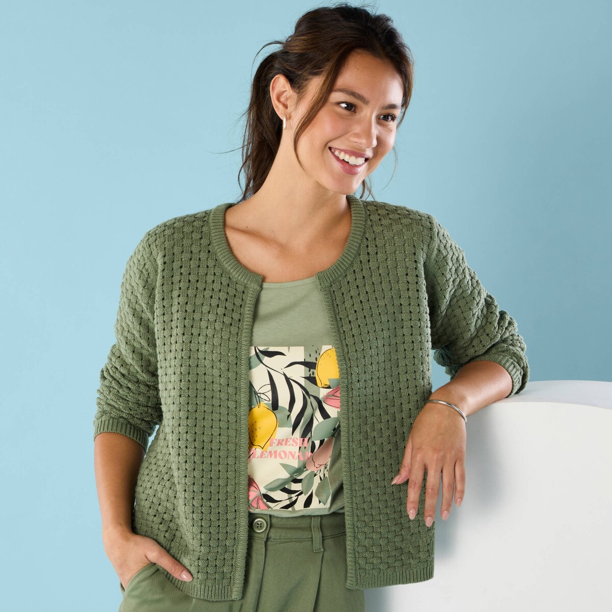 Krátky kardigan so vzorom pre nižšiu postavu