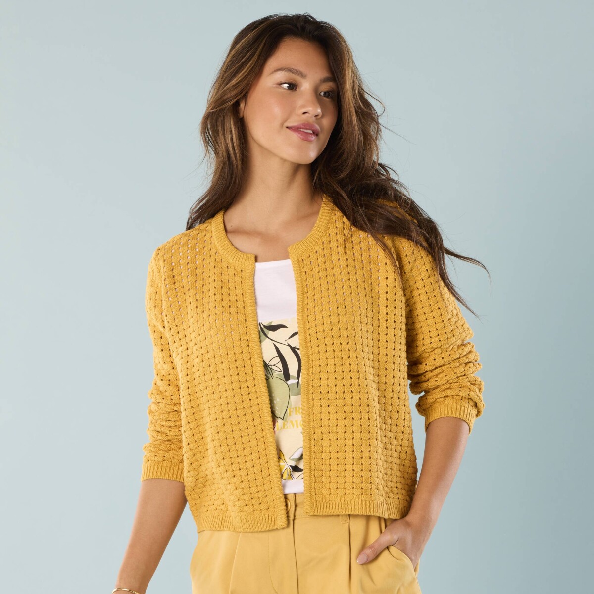 Krátky kardigan so vzorom pre nižšiu postavu