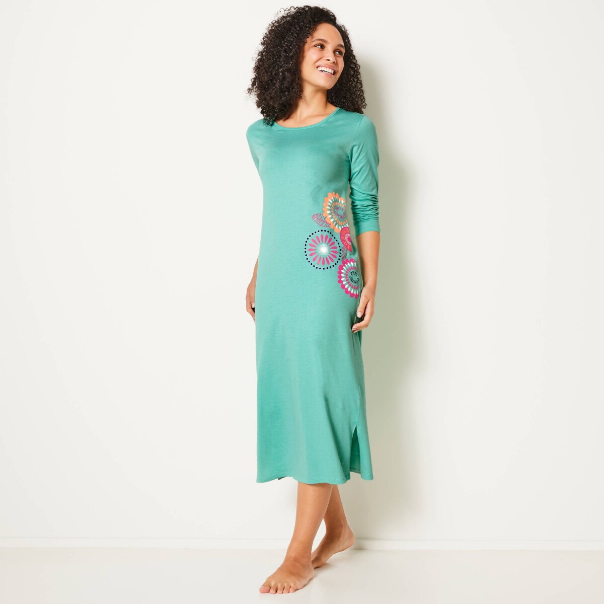 Dlhá nočná košeľa s dlhými rukávmi a potlačou roziet