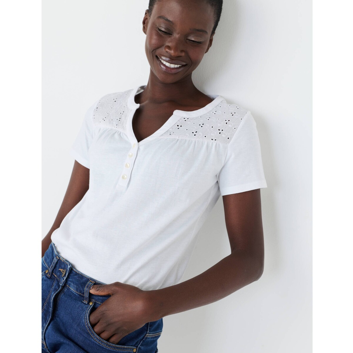 Tričko s výstrihom na gombíky, krátkymi rukávmi a madeirou