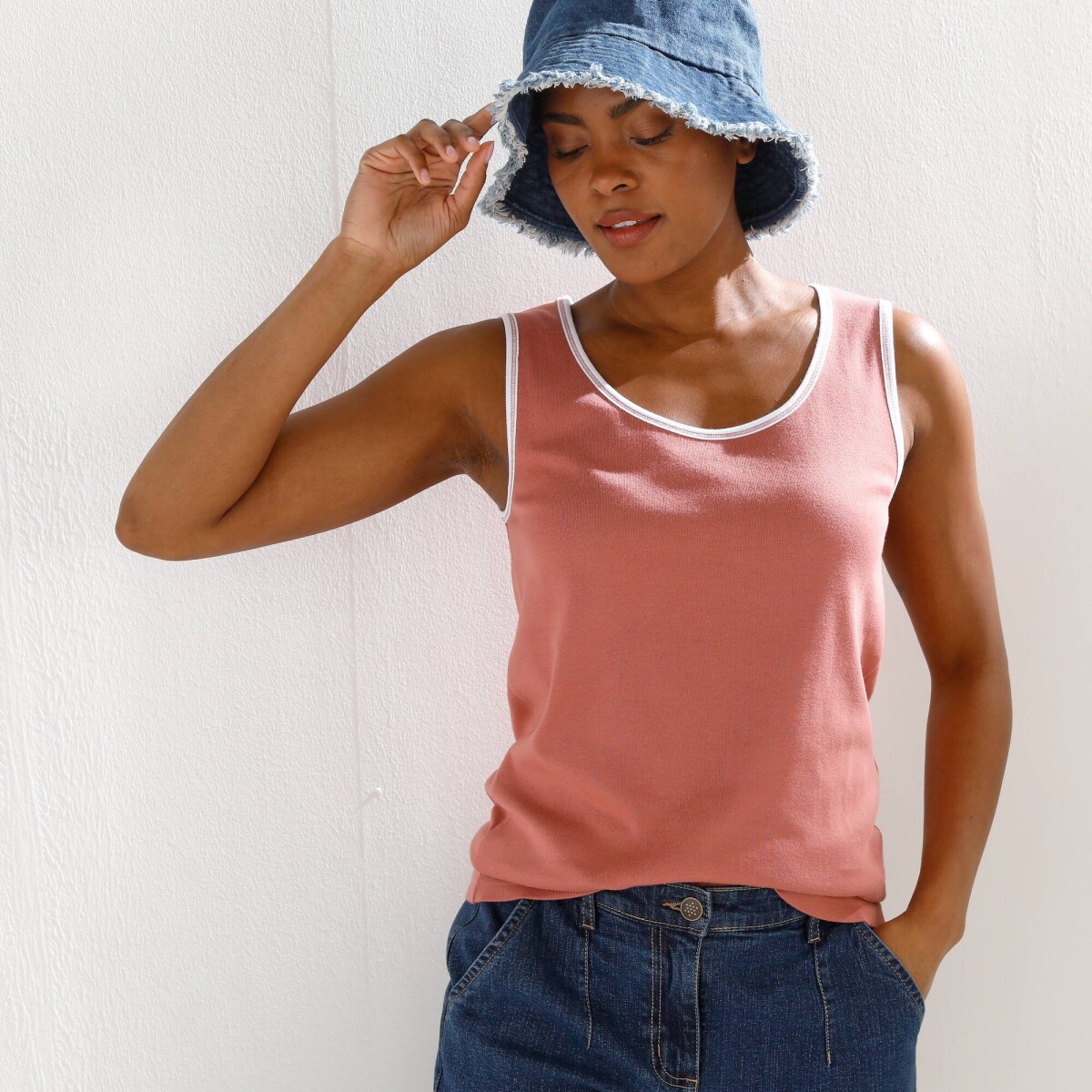 Top so širokými ramienkami a kontrastným lemom