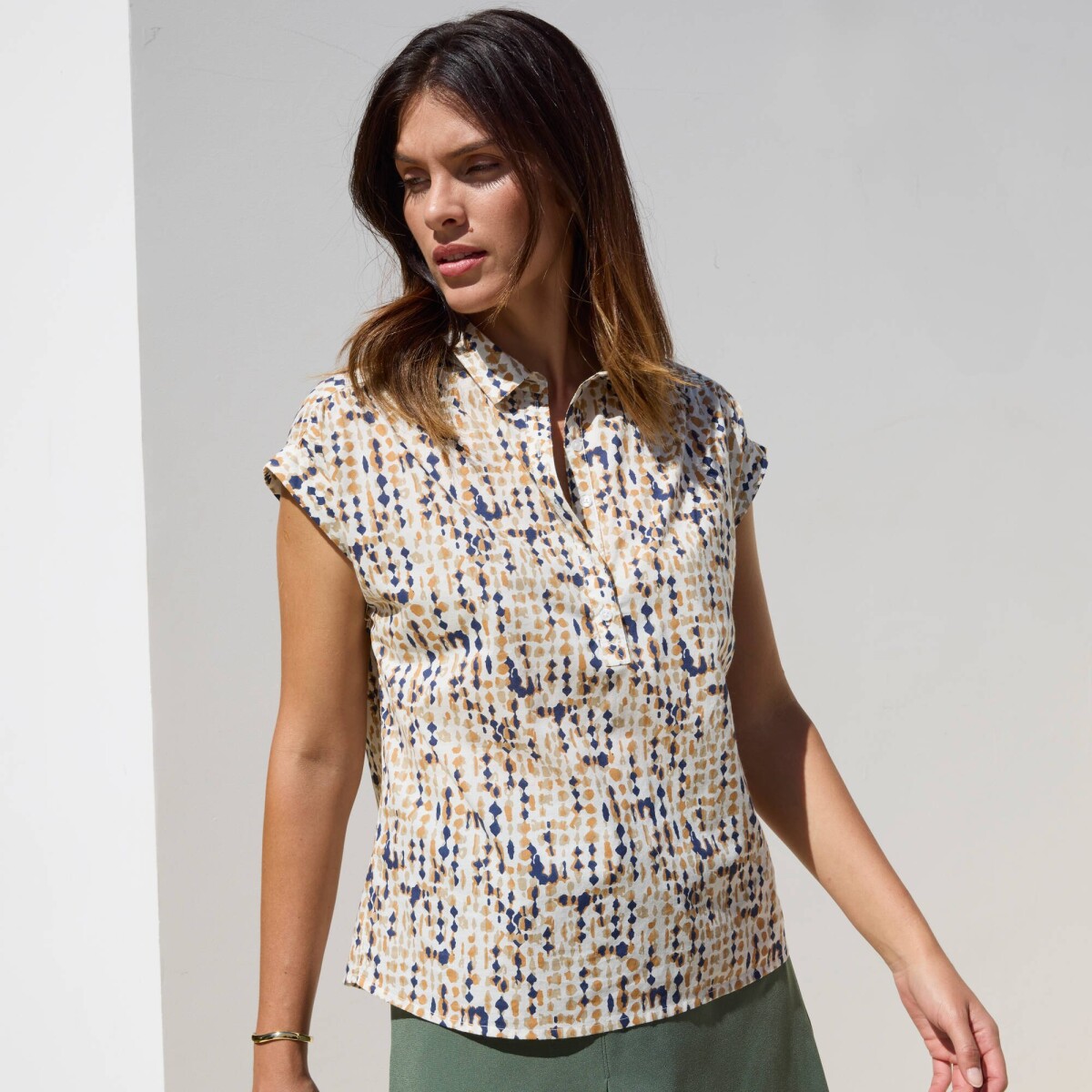 Blúzka s výstrihom na gombíky a potlačou