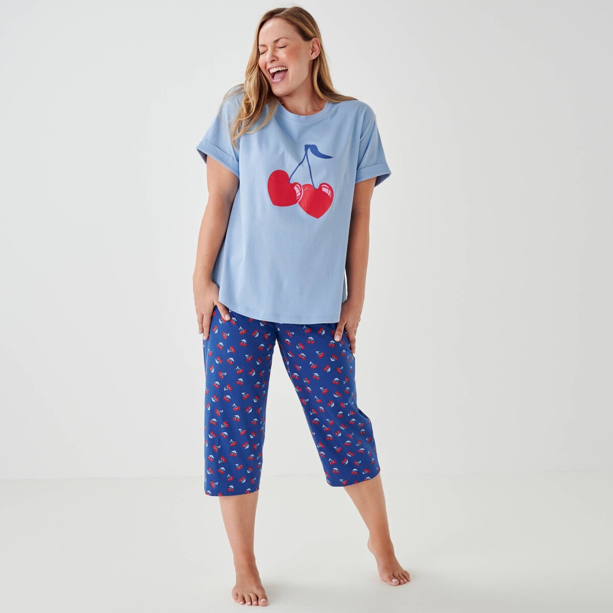 Pyžamo s 3/4 nohavicami a potlačou čerešní