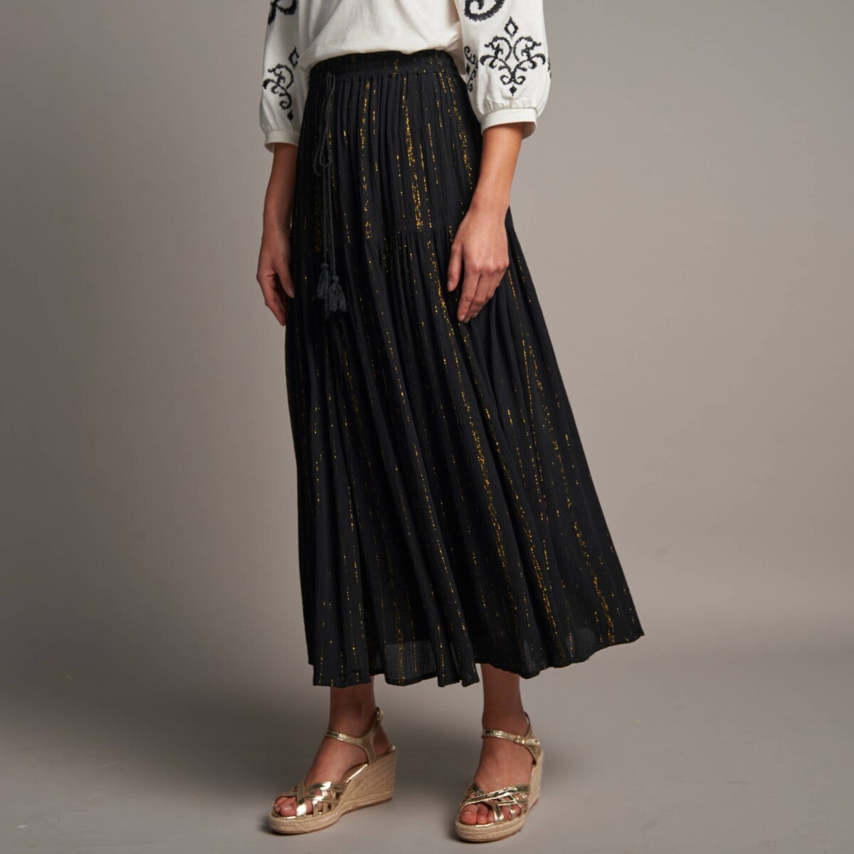 Dlhá sukňa s pružným pásom a metalickým vláknom