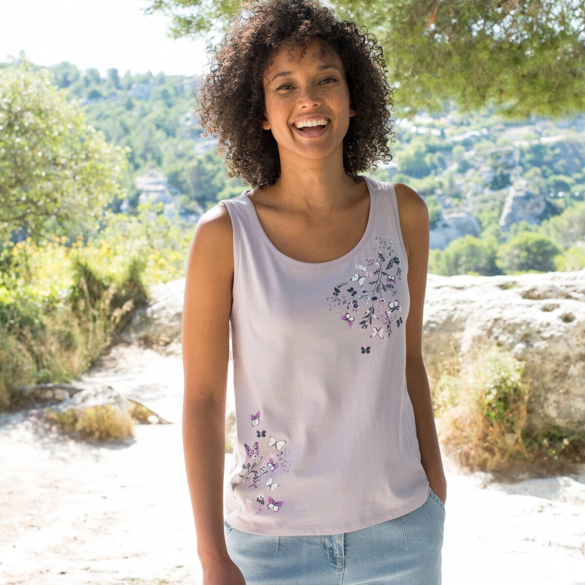 Top so širokými ramienkami a potlačou motýľov