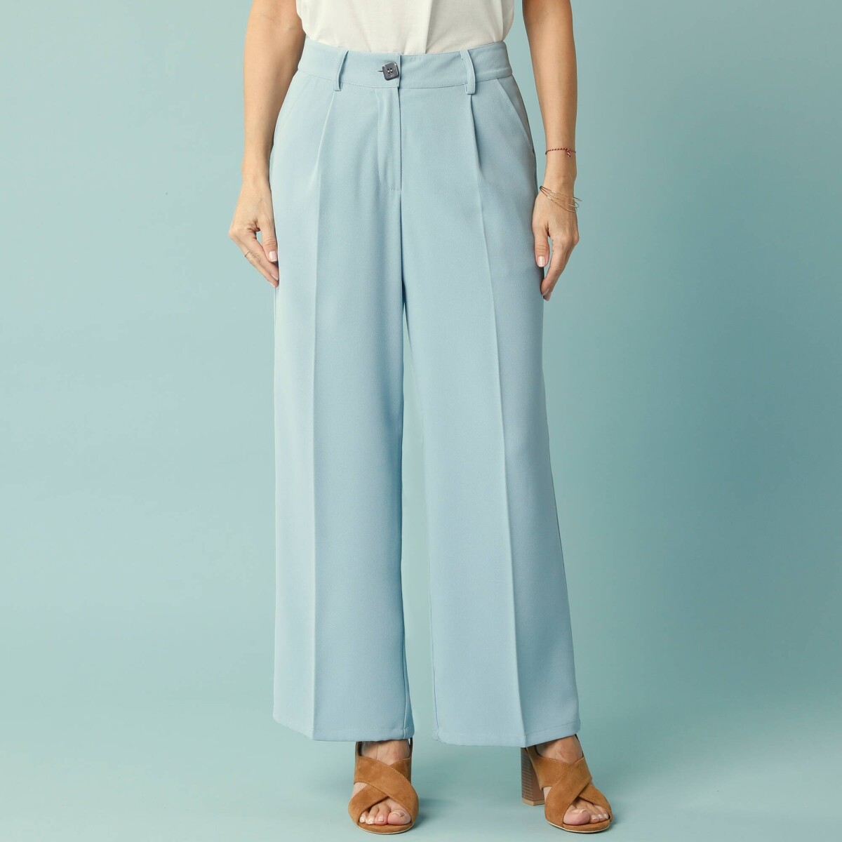 Splývavé široké nohavice pre nižšiu postavu