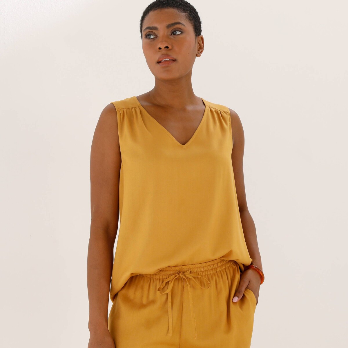 Jednofarebný top s výstrihom do V