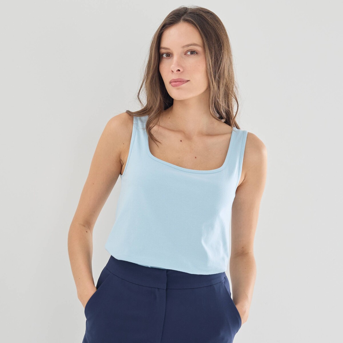 Top so štvorcovým výstrihom a tenkými ramienkami