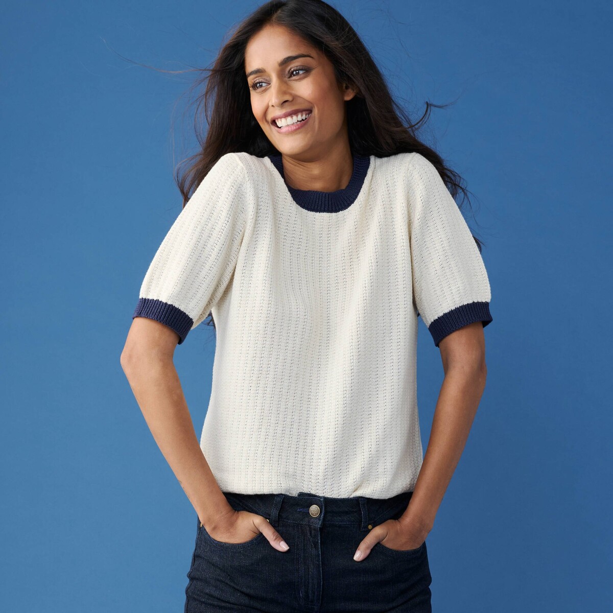 Úpletová blúzka s krátkymi rukávmi a kontrastným lemom