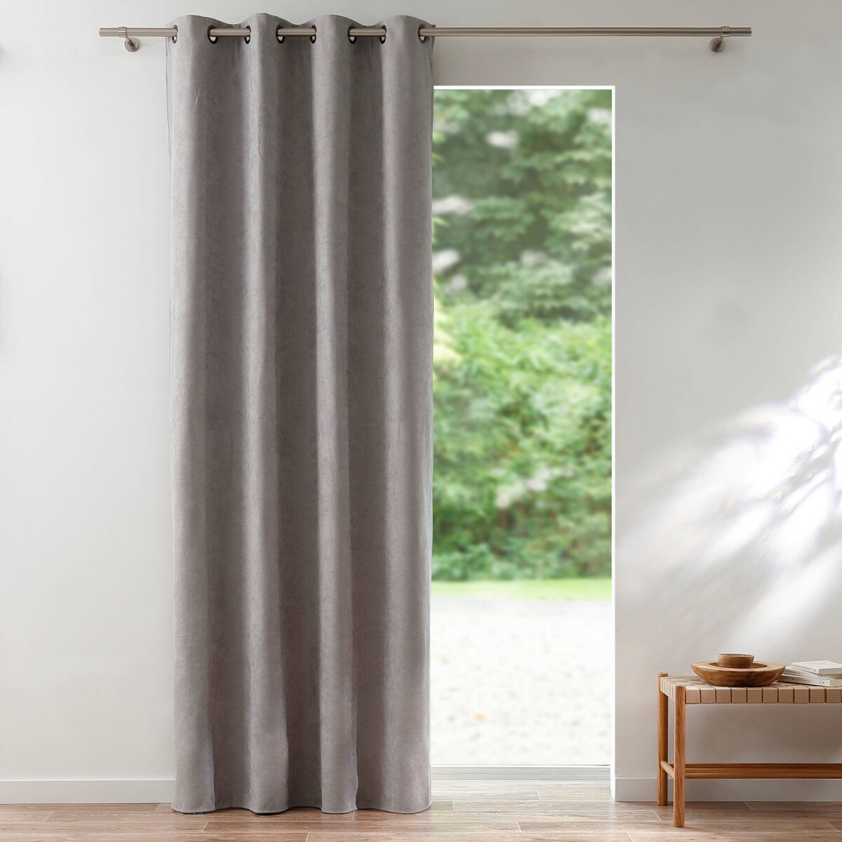 Zatemňovací a izolačný záves s kovovými očkami