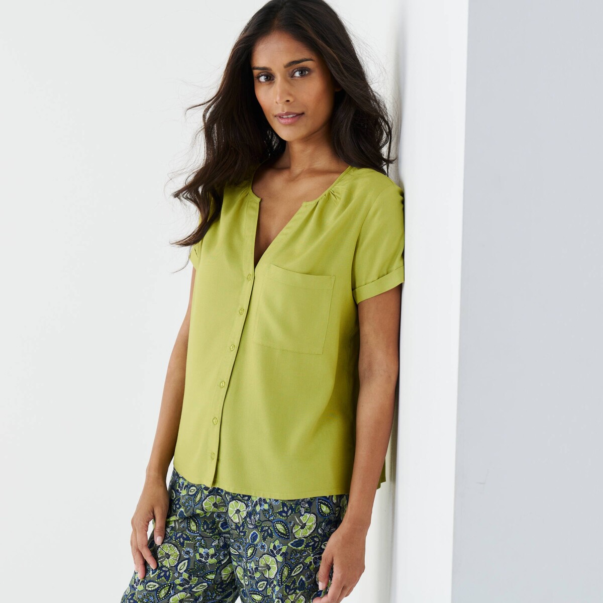 Jednofarebná blúzka s krátkymi rukávmi na gombíky