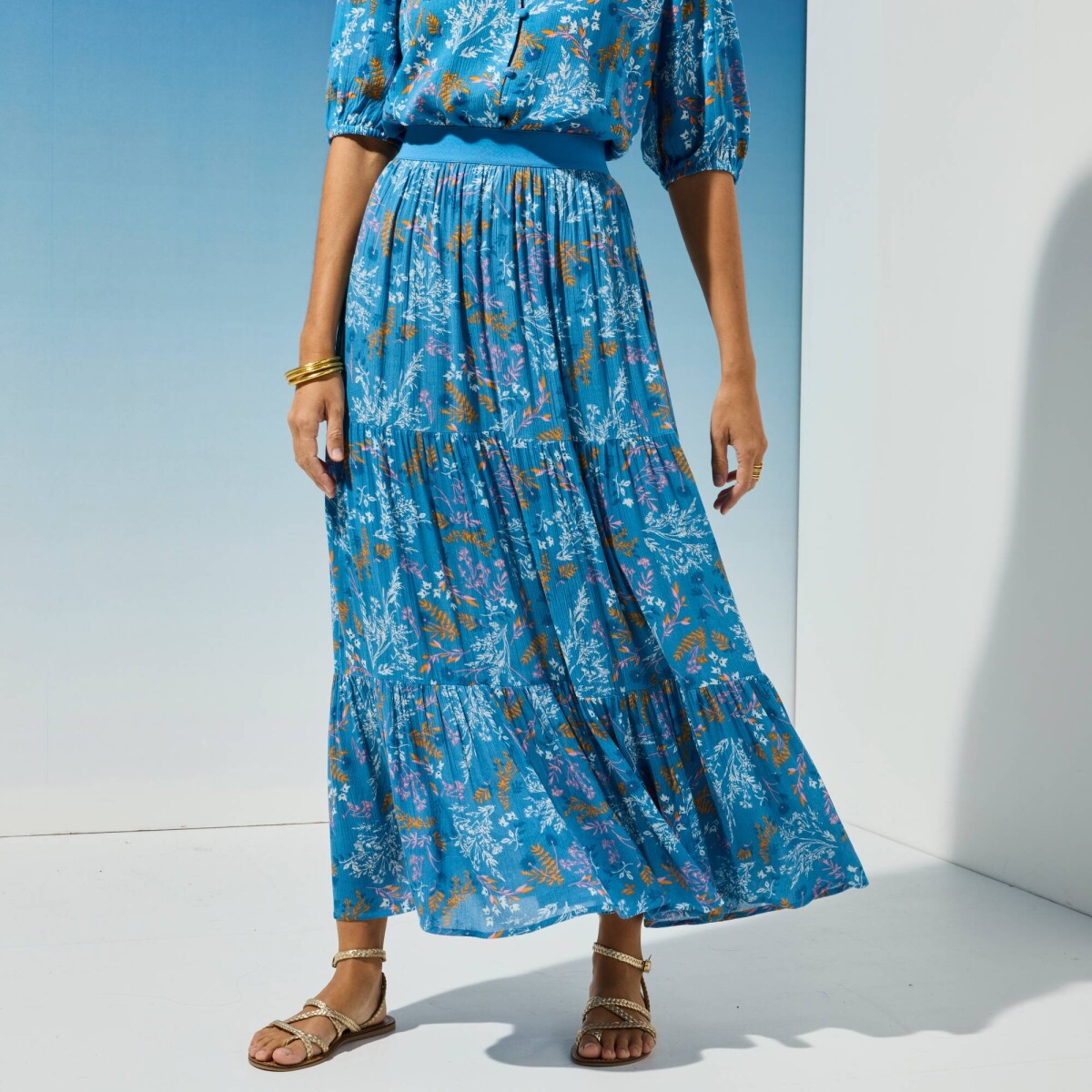 Dlhá volánová sukňa s potlačou kvetov