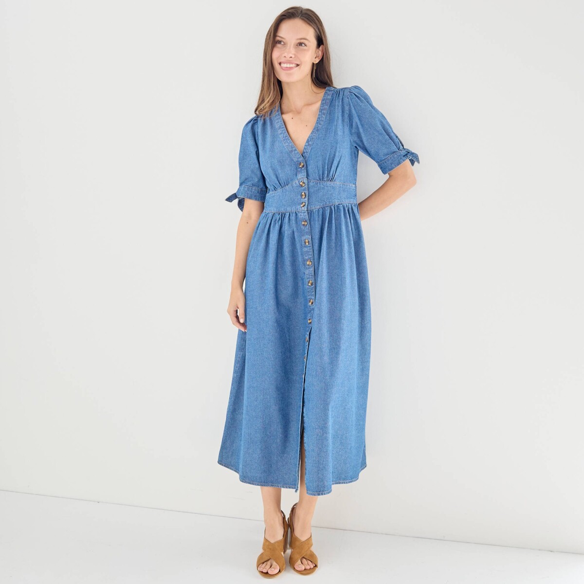 Dlhé rozšírené šaty z denimu na gombíky