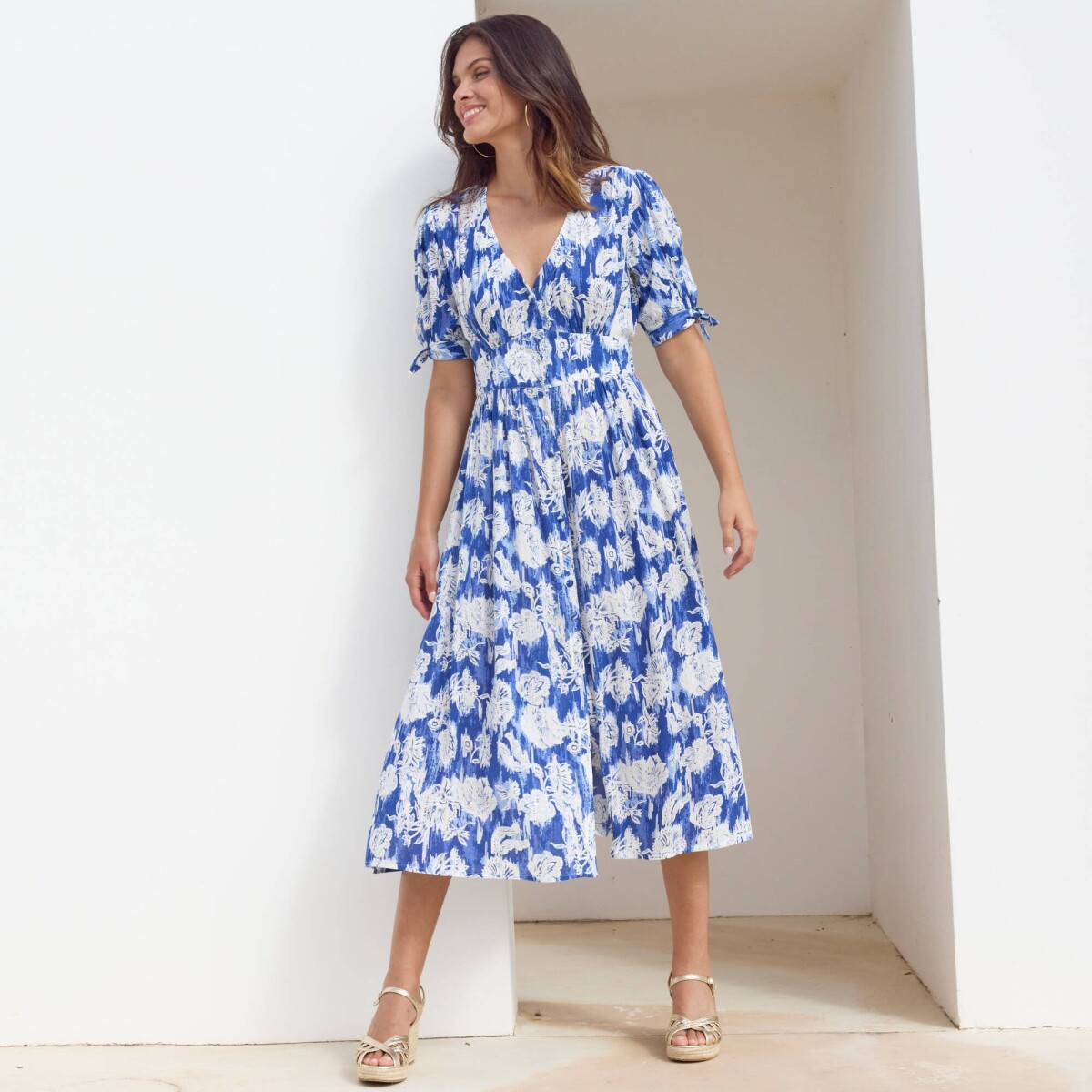 Dlhé rozšírené krepónové šaty s rukávmi po lakte a potlačou