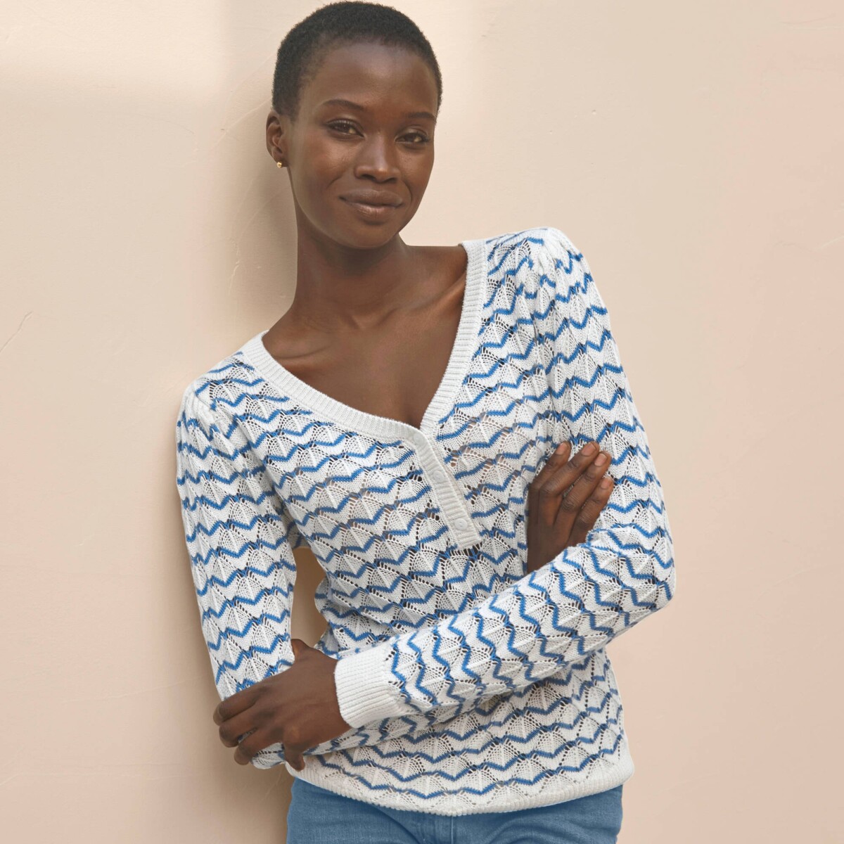 Pulóver s ažúrovým vzorom a prúžkami