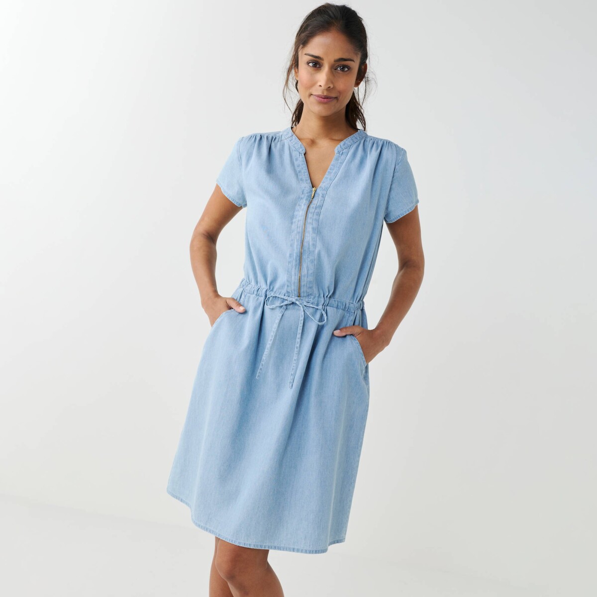 Krátke šaty z tenkého denimu s výstrihom na zips a šnúrkou v páse