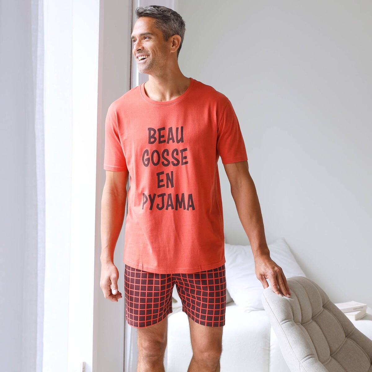 Pyžamo s kockovanými šortkami a
		potlačou