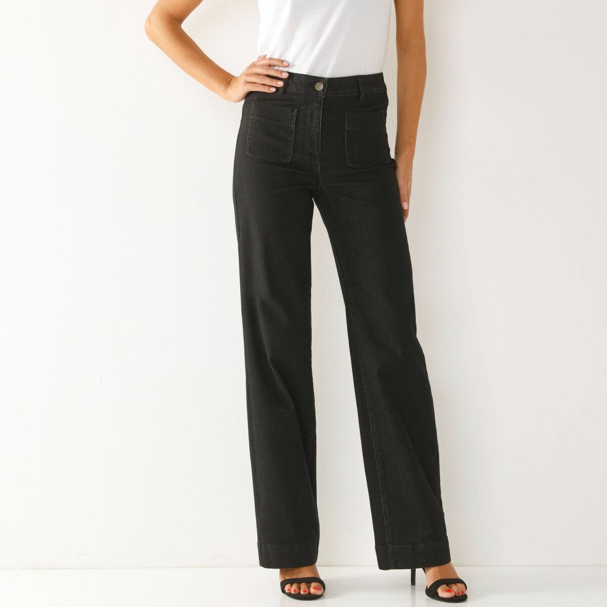 Široké džínsy s vysokým pásom pre nižšiu postavu