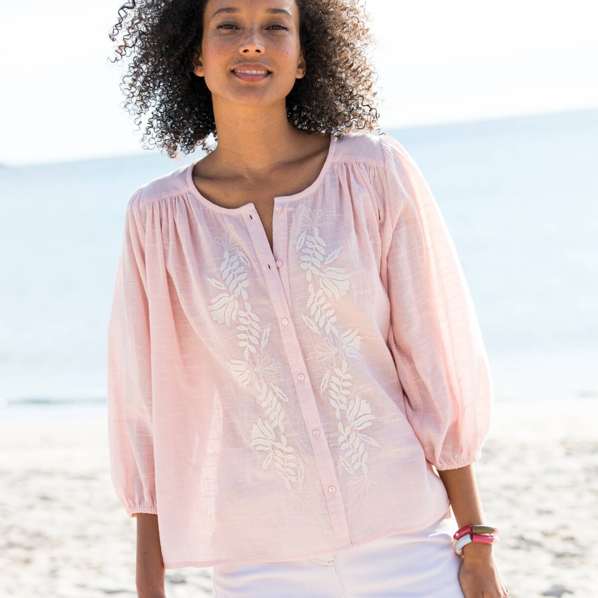 Blúzka s výšivkou a 3/4 nazberanými rukávmi