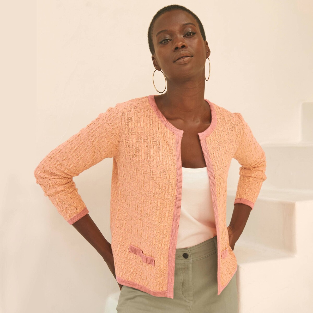 Krátky kardigan s plastickým vzorom